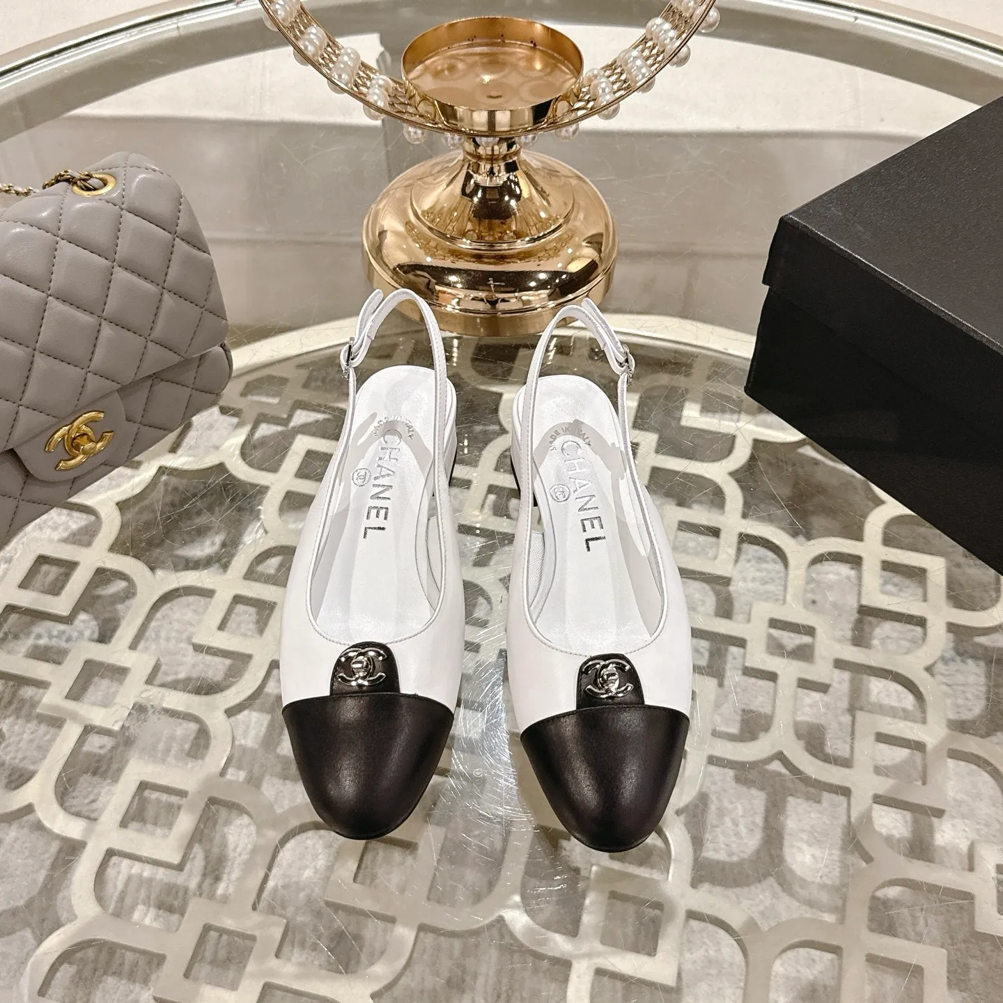 💕💕Factory direct selling price p540💕💕Chanel 2025SS spring and summer new double C button Mary Jane🆕Xiao Xiang𝐂Jia's beautiful Mary Jane sandals are so sweet that they are so beautiful that they have a round square toe design. Cute and cute ~ metal/button logo. The appearance is super online. When worn, it looks like a wealthy daughter. I thought it was good-looking. Only when you put it on your feet will you know how easy it is to wear~ Upper: Customized lambskin Lining: Sheepskin Outsole: Genuine leather outsole imported from Italy Size number: 35-42 (40.41.42 customization is non-refundable) Packaging: The latest gift box packaging at the counter